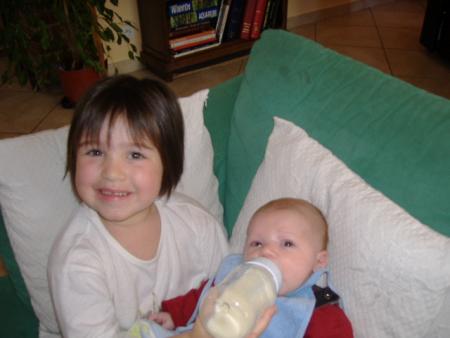 ma tite seur donne le bib a mon tit frere